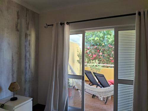 カニコにあるRefugio Madeiraのパティオに面したガラスのスライドドアが付いた客室です。