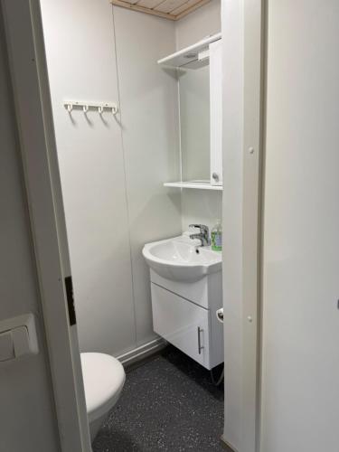 Et badeværelse på Small budget traveler's two-room apartment