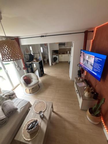 salon z kanapą i telewizorem w obiekcie La villa perla w Marsylii