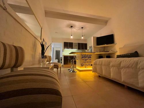 Il comprend un salon avec deux lits et une cuisine. dans l'établissement Los Soles de Madryn, à Puerto Madryn