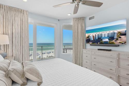Ένα ή περισσότερα κρεβάτια σε δωμάτιο στο Blu 502 - Luxury Beachfront - 3 Master Suites - Amazing Oceanfront Views - Free Beach Svc