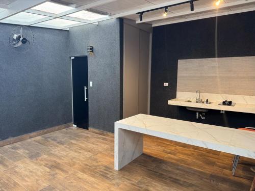 a large room with a sink and a table at CASA Vila Braz - Pirassununga, SP in Pirassununga