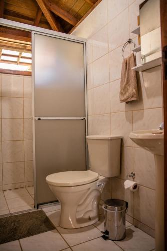 a bathroom with a toilet and a sink at Morada Quatro Elementos - 150 Metros do Centrinho in Praia do Rosa