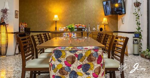 a dining room with a table and some chairs at HOTEL TRUEBA in Orizaba