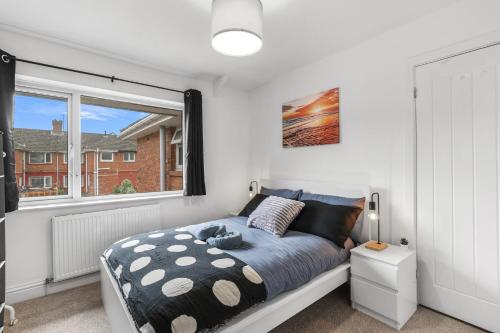 un dormitorio con una cama y una ventana en 3Bedroom House - Free Parking, en Castleside