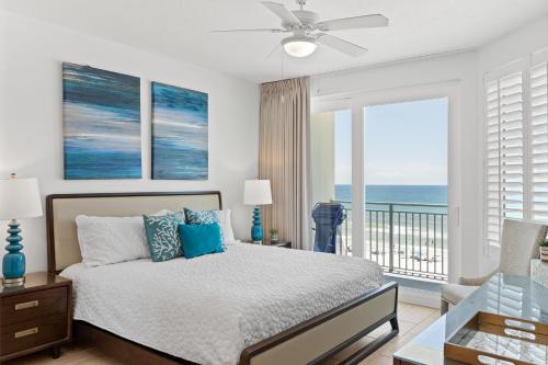 フォート・ウォルトン・ビーチにあるBlu 503 - Luxury Oceanfront - Unbelievable Views - Free Beach Svcのベッドルーム1室(ベッド1台付)、海を望むバルコニーが備わります。