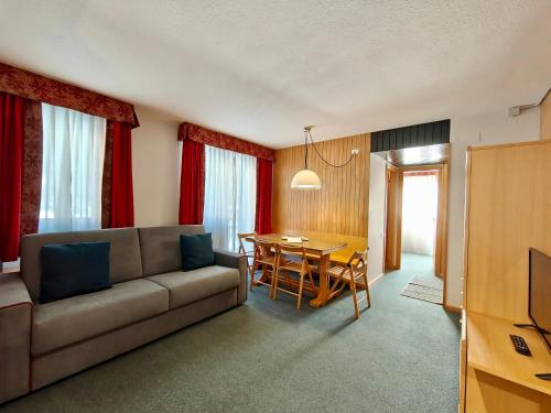 a living room with a couch and a table at Residence Les Coupoles in Champoluc