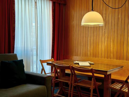 a dining room with a table and a couch at Residence Les Coupoles in Champoluc