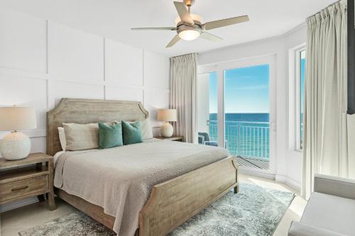 Un dormitorio con una cama con vista al mar. en Blu 603 - Oceanfront Gem - Free Beach Service, en Fort Walton Beach