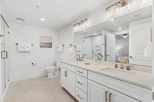 Un baño blanco con lavabo e inodoro. en Blu 603 - Oceanfront Gem - Free Beach Service, en Fort Walton Beach