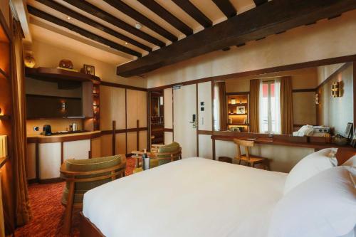 Gallery image of Hôtel Konfidentiel - Chambre Deluxe - Louvre in Paris