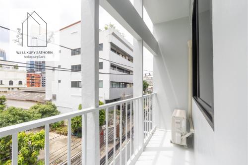 un balcon avec vue sur un immeuble dans l'établissement WJ Luxury Sathorn, à Bangkok