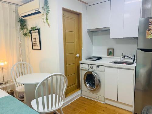 Kuchyň nebo kuchyňský kout v ubytování Sunny Sweet Home, Hongdae 마포 seoul