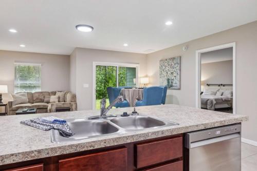 una cucina con lavello e un soggiorno di Isabella Ct Townhome a Orange Park