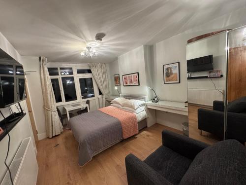 Un televizor și/sau centru de divertisment la Modern Comfort En-Suite Room 2