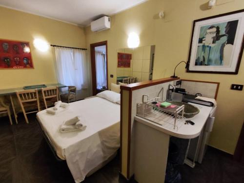 ein Krankenhauszimmer mit einem Bett und einem Waschbecken in der Unterkunft Suite Cobega Appartamento in centro città in Taranto