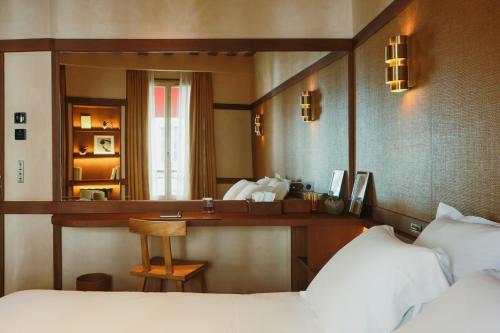 Gallery image of Hôtel Konfidentiel - Chambre Deluxe - Proche du Louvre in Paris
