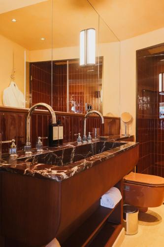 Gallery image of Hôtel Konfidentiel - Chambre Deluxe - Proche du Louvre in Paris