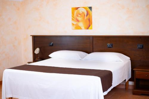 a bedroom with a large bed with white sheets at Bed & Breakfast Giardini Di Marzo in Lecce