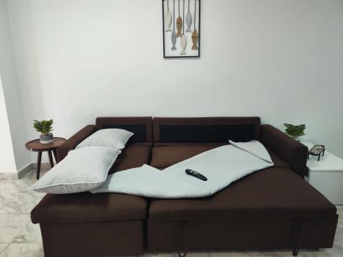 a brown couch with two white pillows on it at Tus vacaciones Ideales en Costa Azul Isla de Margarita in Porlamar