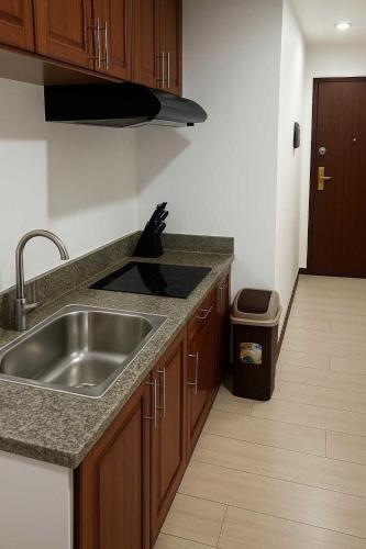 Η κουζίνα ή μικρή κουζίνα στο JMM Grand Suites