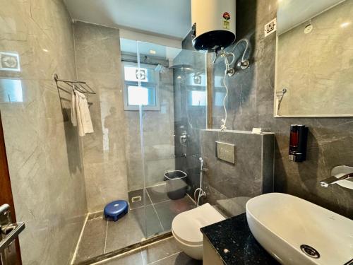 Et badeværelse på Soothing Stayz - Near Medanta The Medicity