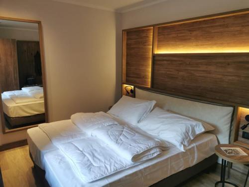 Ένα ή περισσότερα κρεβάτια σε δωμάτιο στο Hotel Posta