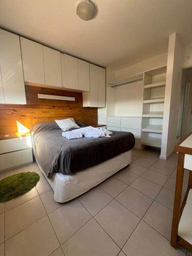 Giường trong phòng chung tại Hermoso departamento en Mendoza