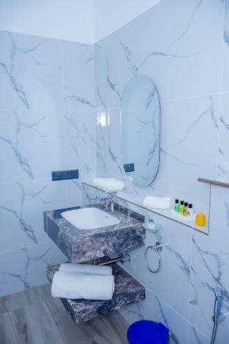 Ένα μπάνιο στο Lourdes Inn