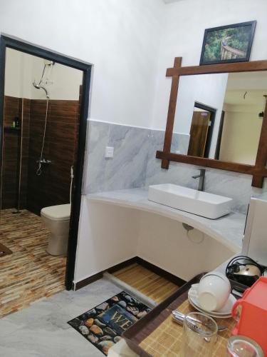 a bathroom with a sink and a mirror at Super View in Ella