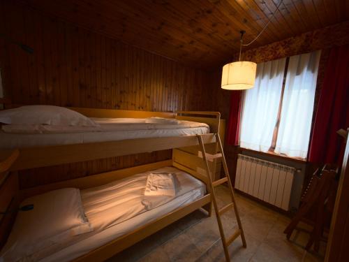 a room with two bunk beds and a light at Residence Les Coupoles in Champoluc