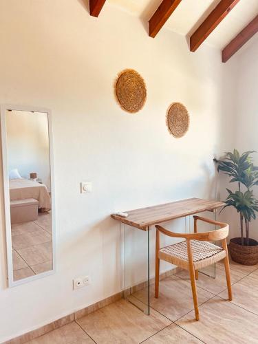 a table and chair in a room with a mirror at Gîte Belle Place in Le Gosier