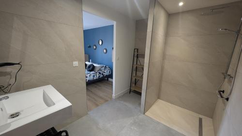 a bathroom with a sink and a shower at Résidence Tamaris Paloma in Plouër-sur-Rance