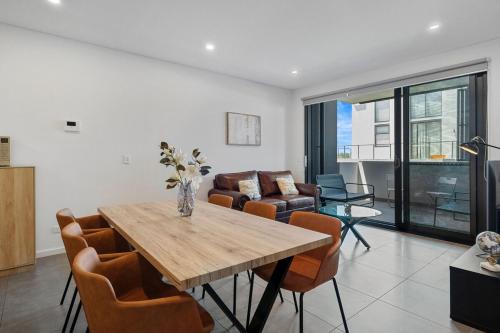 a living room with a wooden table and chairs at 3E1 Abnb-Style Cozy Epping Stay, Walk to Station, Free Parking in Epping