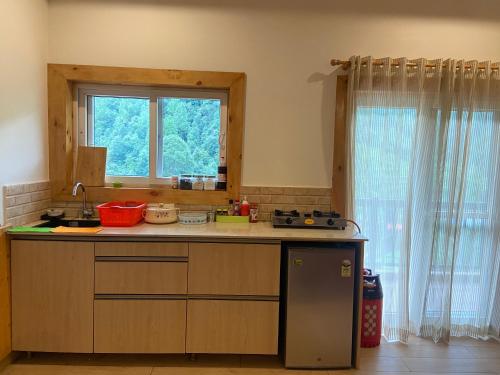 Η κουζίνα ή μικρή κουζίνα στο Vaayu Villa by Saanjh Stays