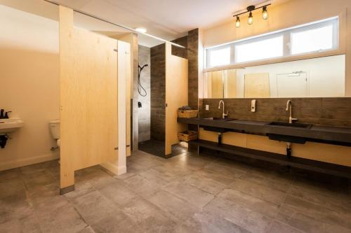 a bathroom with two sinks and a mirror at Centre de l'Hêtre in Lac-Beauport