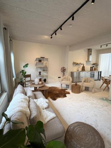 un salon avec un canapé et une table dans l'établissement CasaMia Lofts, à Anvers