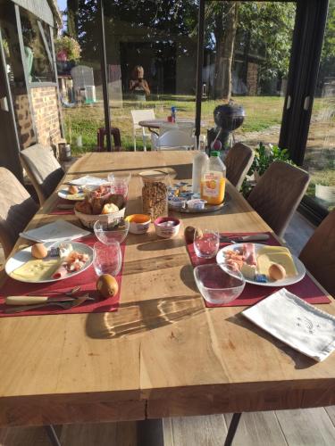 Φαγητό σε αυτό το δωμάτιο σε οικογενειακή κατοικία ή κάπου εκεί κοντά