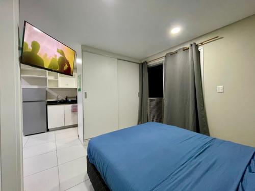 a bedroom with a blue bed in a room at Los laureles Loft in Asuncion