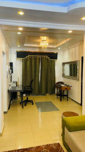 sala de estar con escritorio, sofá y mesa en Esho Luxury, en Akangba