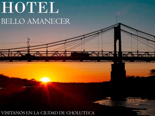 Východ nebo západ slunce při pohledu z hotelu nebo okolí