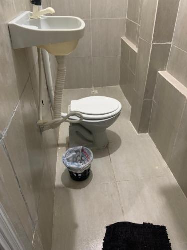 ein Badezimmer mit Toilette und Waschbecken in der Unterkunft Kitnet Dream House 2 in Bayeux