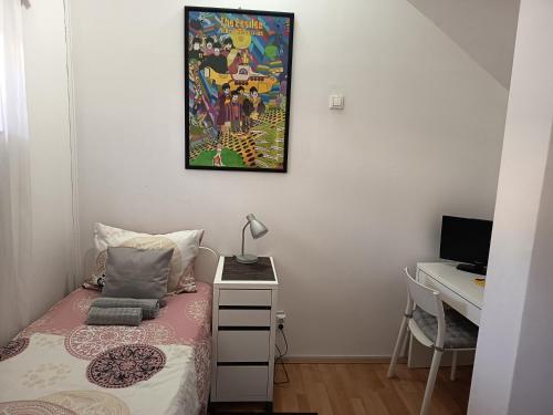 a bedroom with a bed and a desk with a lamp at Apartament 6 in Târgu-Mureş