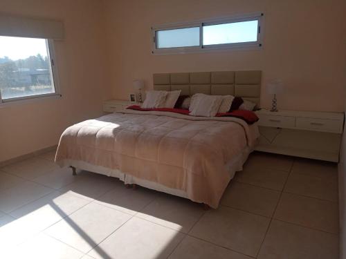 Voodi või voodid majutusasutuse Casa con Pileta Los Arces Pilar toas