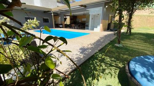 ein Haus mit zwei Swimmingpools im Hof in der Unterkunft Sitio Silveira Nobre - São Joaquim de Bicas in São Joaquim de Bicas