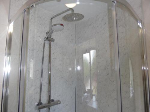 eine Dusche mit Glastür im Badezimmer in der Unterkunft Romeo Cottage - Sleeps 4 - Open Plan Barn - Private Hot Tub & Garden in Stratford-upon-Avon