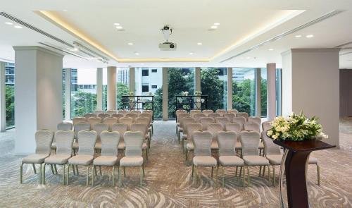 Ruang duduk di Oriental Residence Bangkok