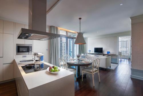 Dapur atau dapur kecil di Oriental Residence Bangkok