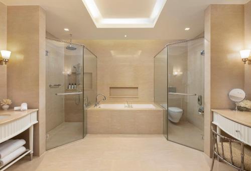 Bilik mandi di Oriental Residence Bangkok