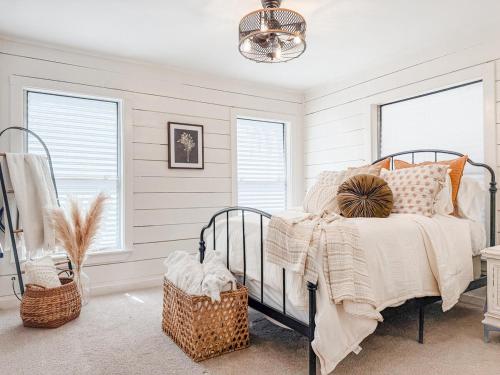 une chambre avec un lit et deux fenêtres dans l'établissement Heritage House, à Brady